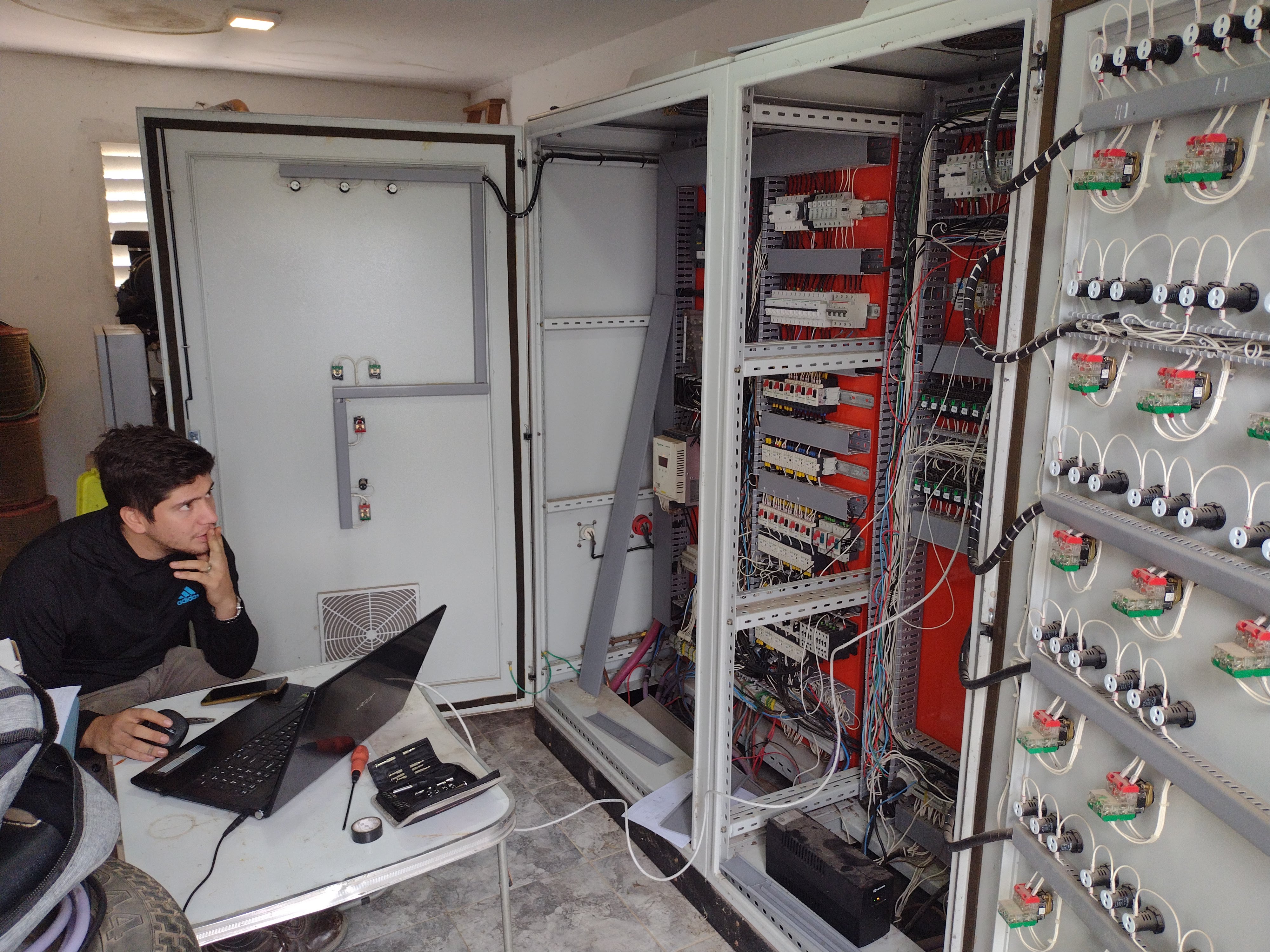 VRL Contact Background